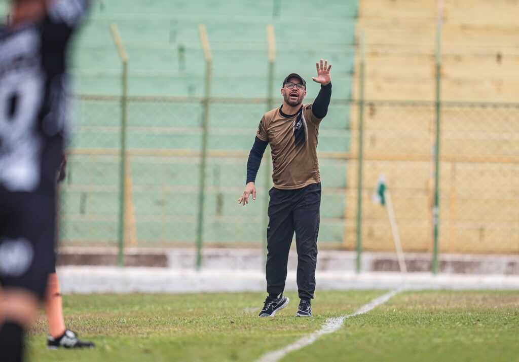 Técnico do CAV exalta “continuidade” depois de título da Série A3 tecnico-do-cav exalta-“continuidade”-apos-titulo-da-serie-a3
