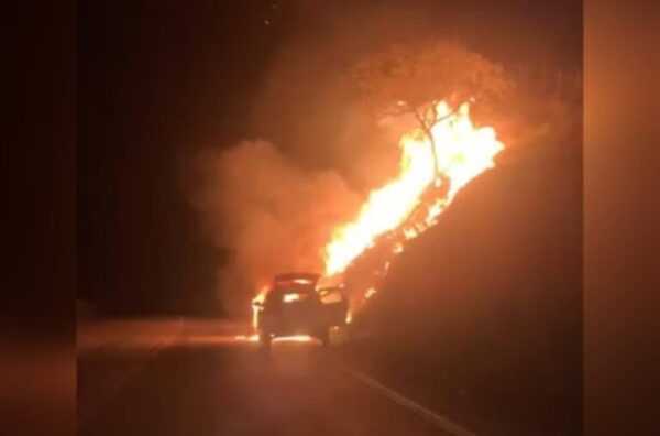 Vídeo: viatura da PM que atendia caso de violência doméstica pega fogo video:-viatura-da-pm-que-atendia-caso-de-violencia-domestica-pega-fogo