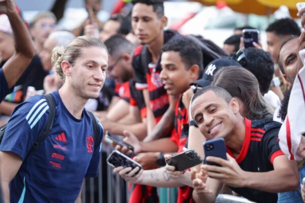 Elenco do Flamengo é recebido com empolgação da torcida no hotel em Brasília elenco-do-flamengo-e-recebido-com-festa-da-torcida-no-hotel-em-brasilia