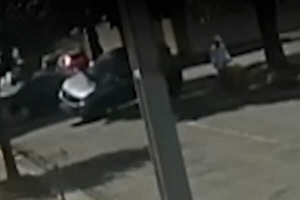 Vídeo: veja momento em que carro quase atinge sorveteiro duas vezes video:-veja-momento-em-que-carro-quase-atinge-sorveteiro-duas-vezes