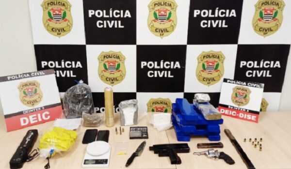 Traficante é apreendido com 10 tijolos de maconha, cocaína e armas, na área traficante-e-preso-com-10-tijolos-de-maconha,-cocaina-e-armas,-na-regiao