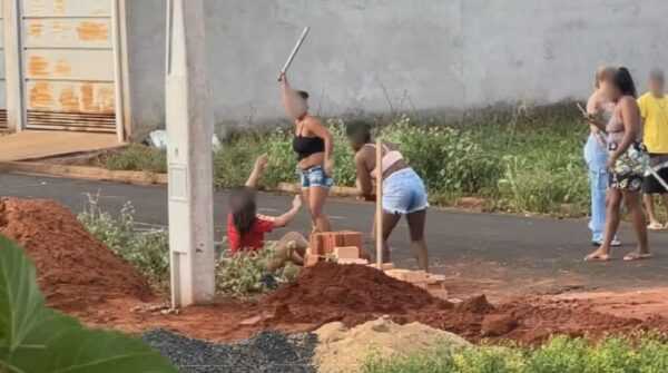 Mãe de menina de 3 anos encontrada com hematomas pelo corpo em Tanabi é agredida por vizinhos mae-de-menina-de-3-anos-encontrada-com-hematomas-pelo-corpo-em-tanabi-e-agredida-por-vizinhos