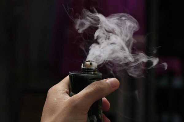 Mesmo proibido, uso de cigarro eletrônico continua forte no Brasil mesmo-proibido,-uso-de-cigarro-eletronico-segue-forte-no-brasil