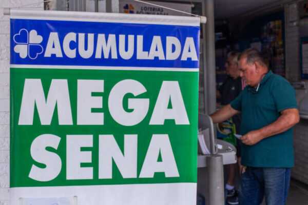 Mega-Sena acumula e prêmio vai a R$ 45 milhões. Veja os números mega-sena-acumula-e-premio-vai-a-r$-45-milhoes.-confira-os-numeros