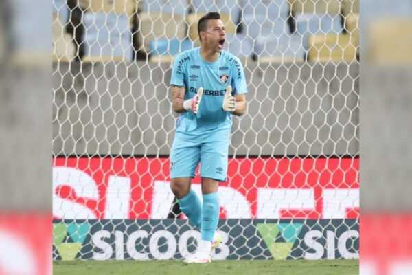 Com grandes defesas, Fábio é muralha do Fluminense em grande jogo no DF com-grandes-defesas,-fabio-e-muralha-do-fluminense-em-jogao-no-df