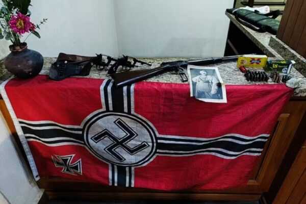 Homem é apreendido no RS com bandeira nazista e foto de Hitler na geladeira homem-e-preso-no-rs-com-bandeira-nazista-e-foto-de-hitler-na-geladeira