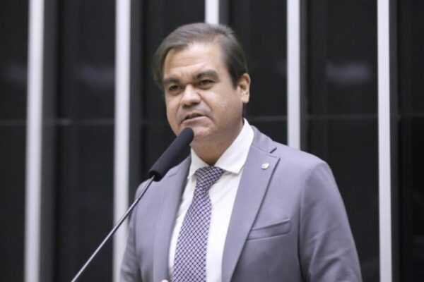 “Não irei a Israel”, diz deputado que viajou para resgatar o pai “nao-irei-a-israel”,-diz-deputado-que-viajou-para-resgatar-o-pai