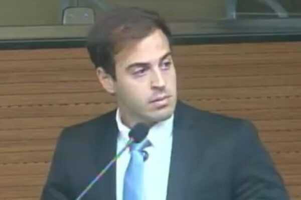 Vídeo: filho de ex-ministro ataca Moraes e joga Constituição no chão video:-filho-de-ex-ministro-ataca-moraes-e-joga-constituicao-no-chao