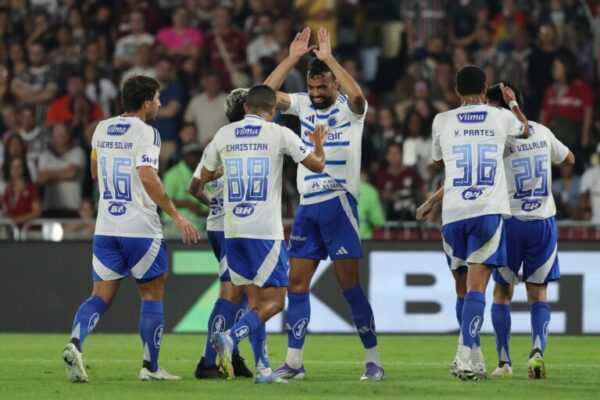 Cruzeiro retorna à chefia do Brasileirão depois de 11 anos cruzeiro-retorna-a-lideranca-do-brasileirao-apos-11-anos