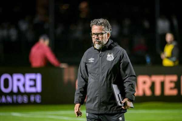 Cléber Xavier fala sobre vaias no Santos: “Eu tenho é que trabalhar” cleber-xavier-fala-sobre-vaias-no-santos:-“eu-tenho-e-que-trabalhar”