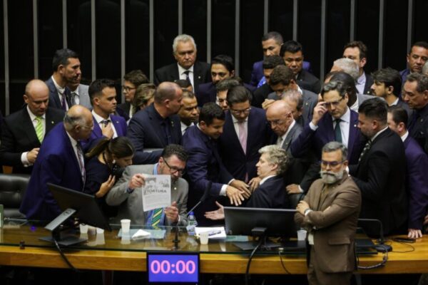Centrão pavimenta anistia com oposição para Motta encerrar “greve” na Câmara centrao-pavimenta-anistia-com-oposicao-para-motta-encerrar-“greve”-na-camara