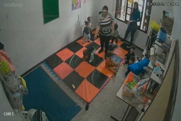 Professora empurra e puxa crianças através do braço em creche do RS. Vídeo professora-empurra-e-puxa-criancas-pelo-braco-em-creche-do-rs.-video