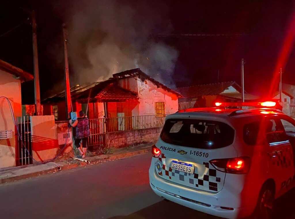 incendio-atinge casa-em-cardoso 
