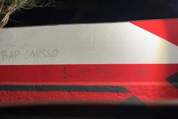 Muros da Gávea são pichados depois de derrota do Flamengo; veja foto muros-da-gavea-sao-pichados-apos-derrota-do-flamengo;-veja-foto