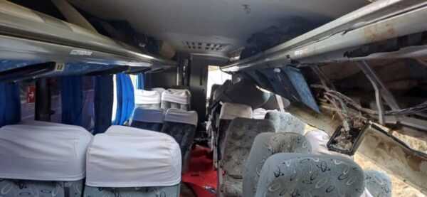 Passageiros foram arremessados de ônibus que capotou e matou 15 em PE passageiros-foram-arremessados-de-onibus-que-tombou-e-matou-15-em-pe