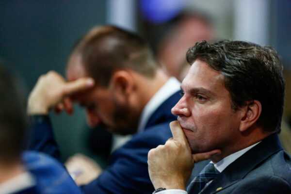 Motta cassa Eduardo Bolsonaro e Ramagem em decisão da Mesa Diretora motta-cassa-eduardo-bolsonaro-e-ramagem-em-decisao-da-mesa-diretora