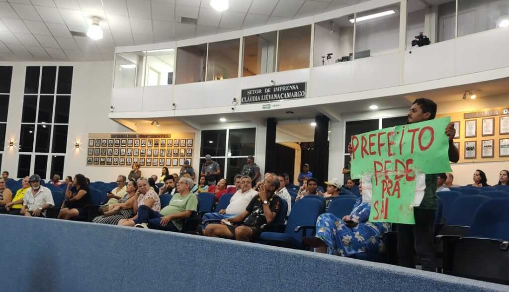 vereadores-voltam-a-enfrentar-protesto-na-camara-por-aumento-na-conta-de-agua  