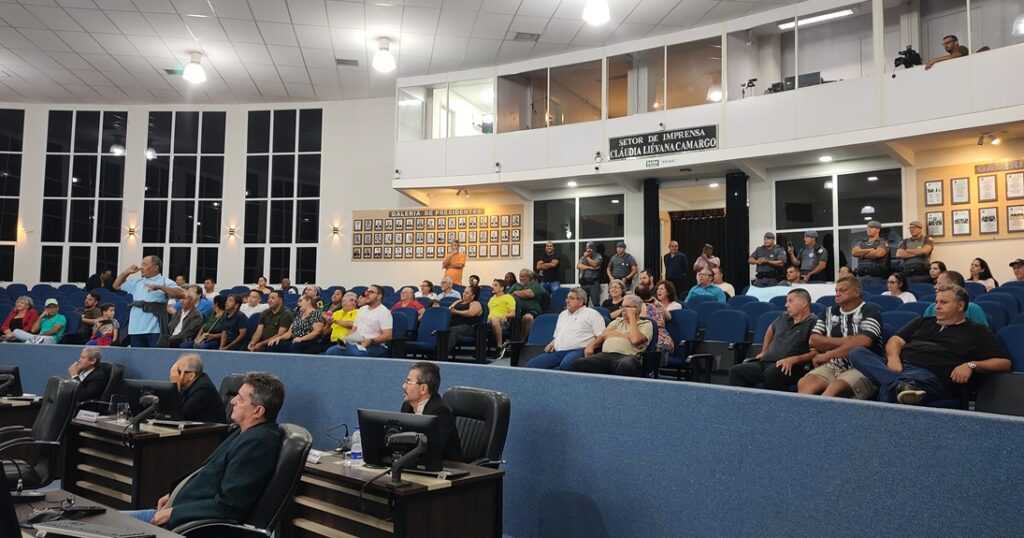 Com Câmara alheia, manifestantes marcam presença e miram casa de Jorge Seba com-camara-alheia,-manifestantes-marcam-presenca-e-miram-casa-de-jorge seba