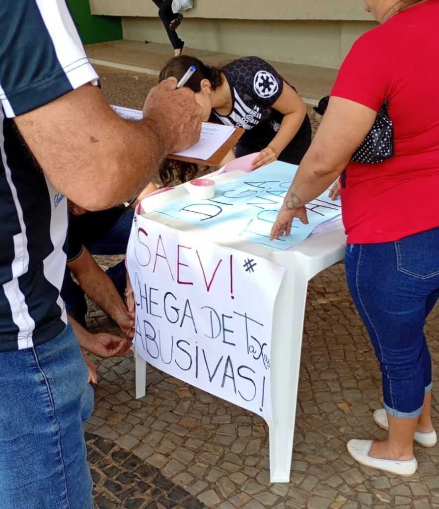 Manifestantes protestam contra o aumento da conta de água em Votuporanga manifestantes-protestam-contra-o-aumento-da-conta-de-agua-em votuporanga