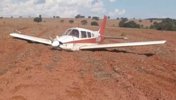 Avião de pequeno porte faz pouso forçado em Floreal aviao-de-pequeno-porte-faz-pouso-forcado-em-floreal