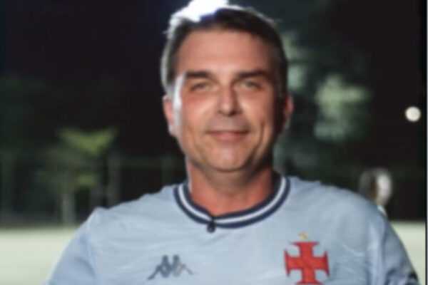 Flávio Bolsonaro faz gols e compara vitória em pelada às eleições flavio-bolsonaro-faz-gols-e-compara-vitoria-em-pelada-as-eleicoes