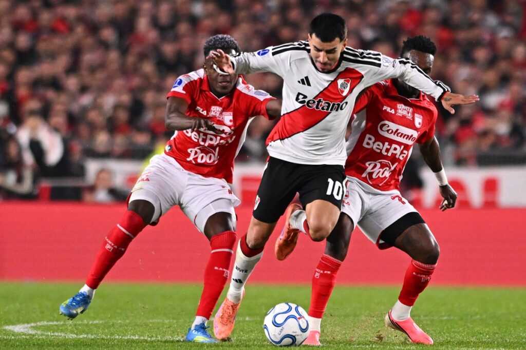 apos-22-cobrancas,-santa-fe-elimina-river-plate-nos-penaltis-e-pega-o-vasco